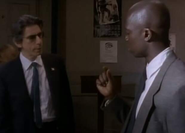 Munch tells Pembleton something Pembleton doesn't believe on Homicide: Life on The Street