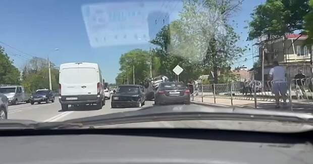 В Симферополе на дороге перевернулась машина