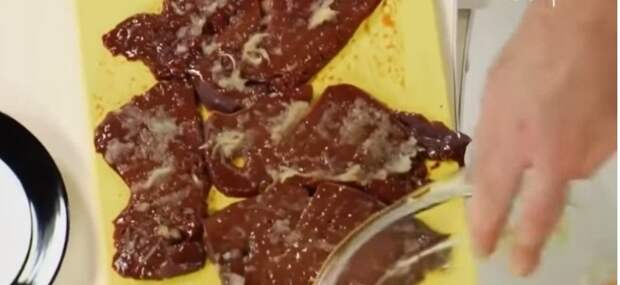 Обмазываем кусочки луковой кашицей.