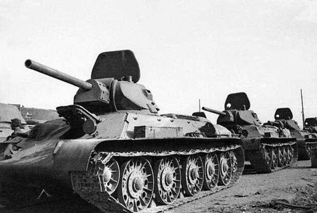Сталинградские танки Т-34. На броне расположена скатка брезента (https://clck.ru/kwz4i)