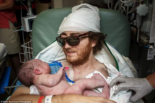 Фотограф Сара Бокколуччи запечатлела момент, когда отец, которому недавно диагностировали рак мозга в терминальной стадии, впервые держит на руках своего сына и говорит с ним о будущем дети, роды, рождение, фотограф