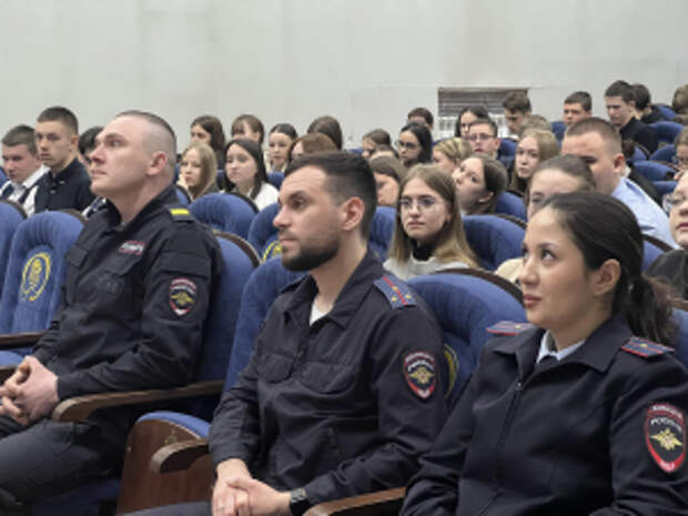 «Анатомия подвига»: цикл патриотических встреч со школьниками провели сотрудники УМВД России по Еврейской автономной области