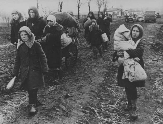 Советские беженцы на окраине деревни в окрестностях Харькова. 1943 г.