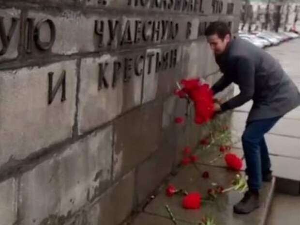 Антисоветские активисты выбросили цветы, принесенные к памятнику Ленину в Екатеринбурге