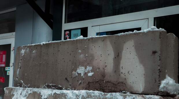 Мэр Днепропетровска забаррикадировал вход в популярную «наливайку» бетонными блоками (ФОТО)