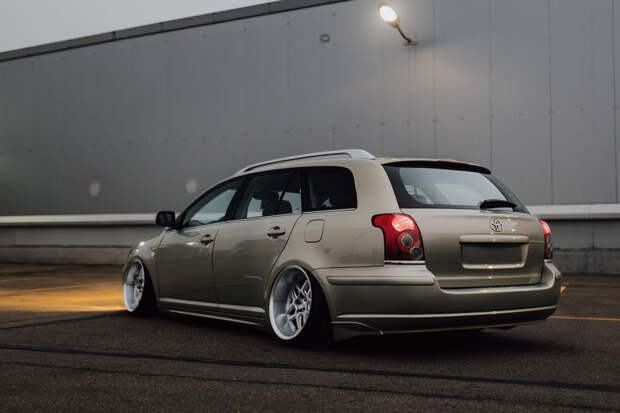 Toyota Avensis универсал на пневмоподвеске