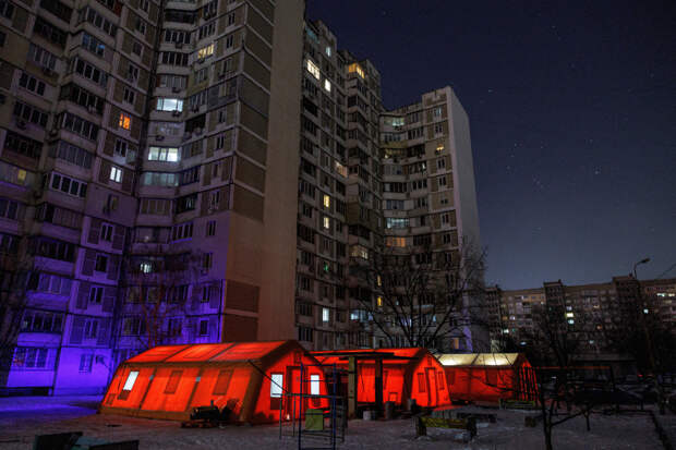 «Погружают в каменный век». Киев накрыл блэкаут. Горожане спят в куртках и греют кирпичи как в СССР