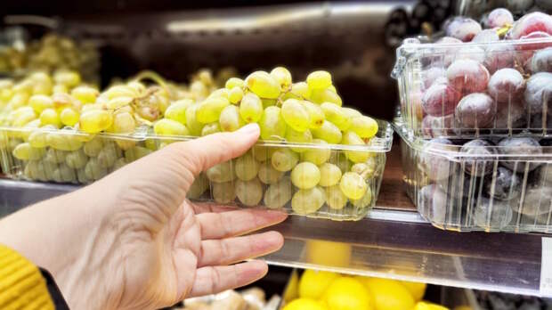 Почему виноград из супермаркета быстро портится, и как хранить его, чтобы ягоды не загнили