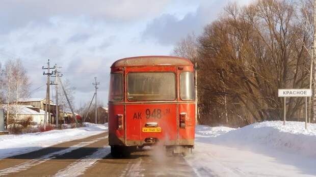 Красный ЛиАЗ-677 въезжает в село Красное Арзамас, автобус, лиаз, общественный транспорт