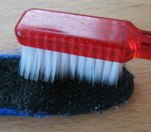 очищение поверхностей зубной щеткой