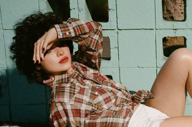 Певица Сабрина Карпентер снялась с длинными темными волосами