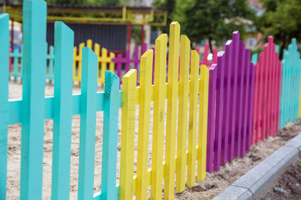 Разноцветный забор.