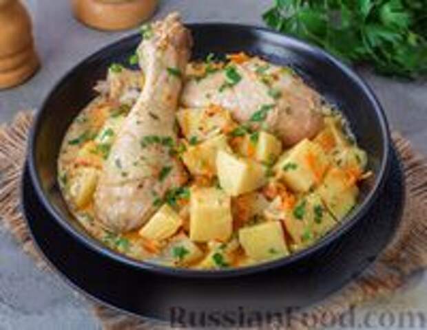 Фото к рецепту: Картошка, тушенная с курицей и майонезом