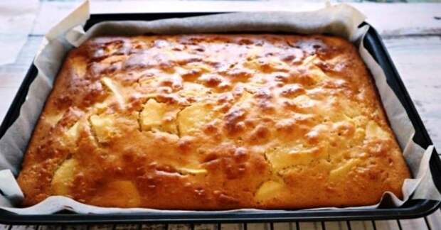 Самый простой рецепт яблочного пирога: быстрое тесто на сметане