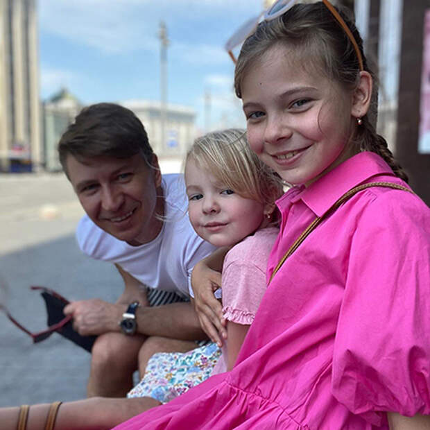 Алексей Ягудин с дочерьми