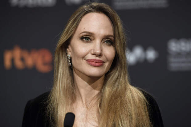 Актриса Джоли дважды приглашала Эпштейна на закрытые показы своих фильмов