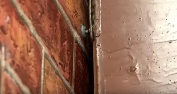 Полка висит на кирпичной стене. Полка висит на кирпичной стене.