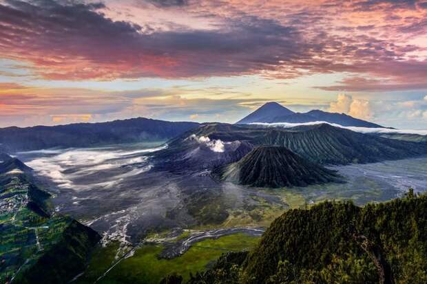 В Индонезии 127 действующих вулканов