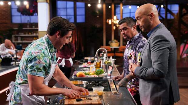 Judges Joe and Aarón stop at a chaotic Murt's station to learn about his dish.