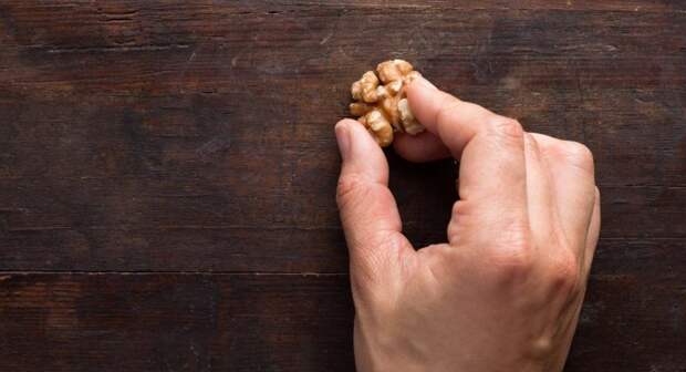 Как убрать царапины на деревянной мебели при помощи грецких орехов?