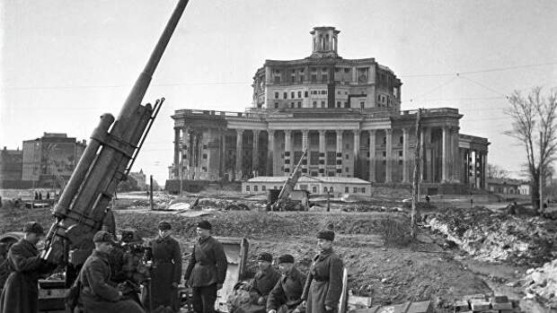 Великая Отечественная война. 1941-1945 гг. Битва за Москву. Ноябрь 1941 года. Зенитные установки у Театра Советской армии