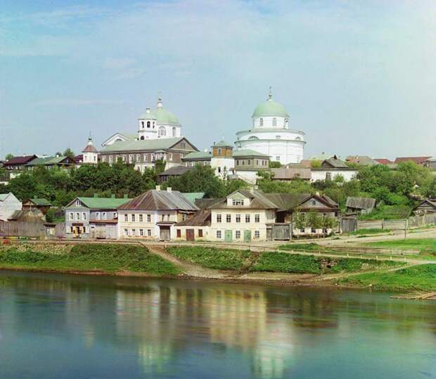 Панорама набережной Тверцы и Воскресенского монастыря.
