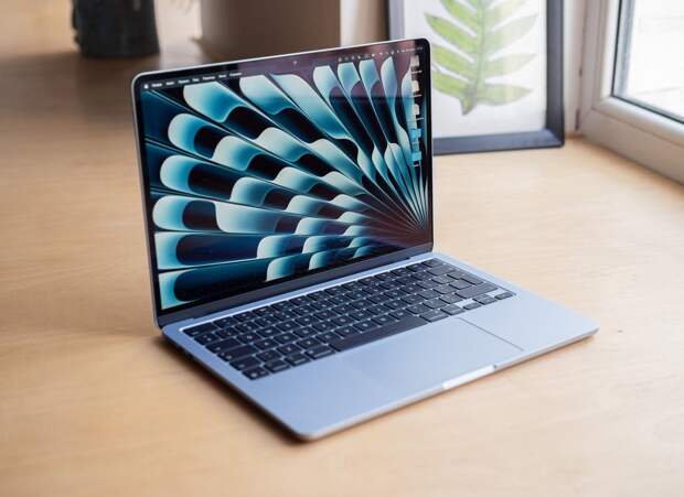 MacBook Air M4 на столе