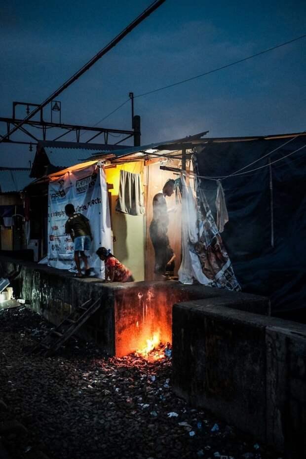 17. Вечер в трущобах бедность, джакарта, железная дорога, индонезия, нищета, репортаж, трущобы