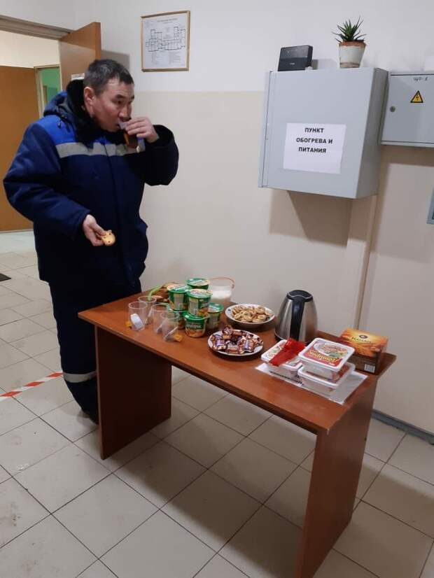 На Заповедной организовали пункт обогрева и питания для коммунальщиков