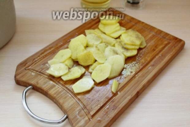 Картофель очистить и нарезать на тонкие кольца, присолить и поперчить.