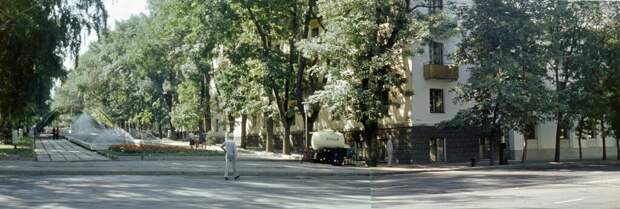 Улицы Алма-Аты Никита Власов, 1 июля 1978 - 30 августа 1978 года, Казахская ССР, г. Алма-Ата, ул. Кабанбай Батыра, из архива Владимира Александровича Карлова.