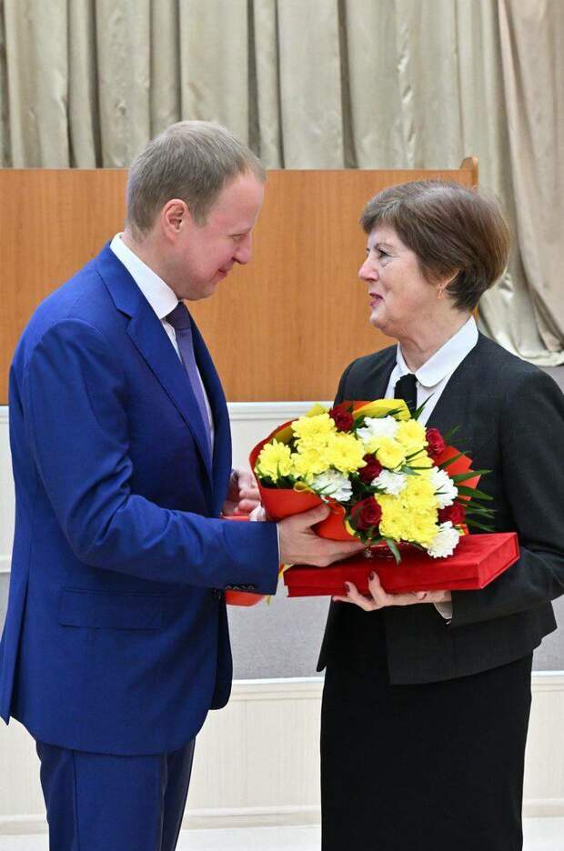 Томенко вручил награды лучшим работникам дорожной и транспортной отрасли / Фото: Антон Червяков