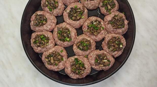 Фото к рецепту: Вкусные котлеты - гнёзда с грибами