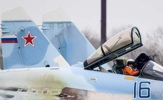 На фото: летчик в кабине истребителя Су-35С