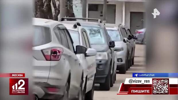 Мужчина разгромил топором машины в московском дворе