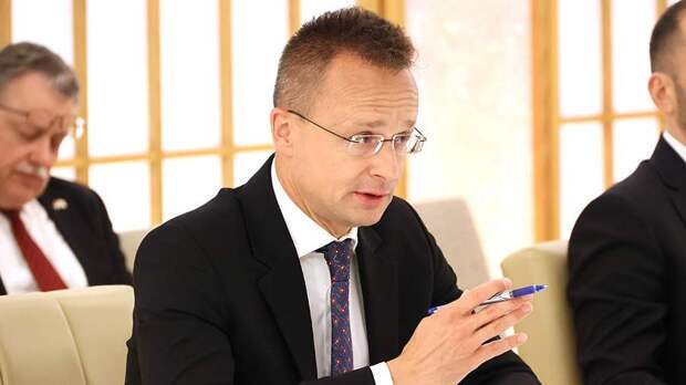 Глава МИД Венгрии объяснил отсутствие решения по участию в саммите по Украине