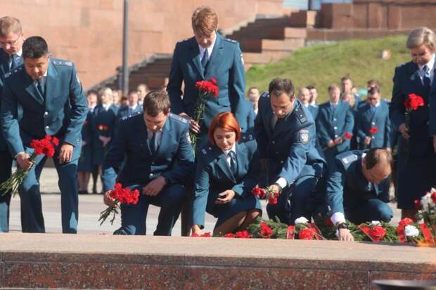 Сотрудники налоговой службы России возложили цветы на Поклонной горе. Фото: Чингаев Ярослав