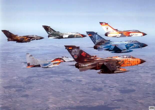Panavia Tornado, он же MRA-75, он же Panavia 200. Плод совместной работы концернов British Aircraft Corporation (Великобритания), Messerschmitt-Bölkow-Blohm (Германия), и Aeritalia (Италия).