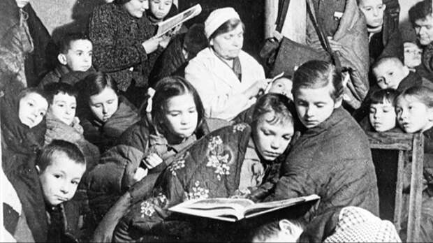 В бокалах кипяток, на тарелках — хлеб: как отмечали праздники в блокаду Ленинграда