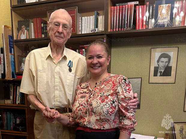 В МЧС России наградили профессора Виктора Зуева