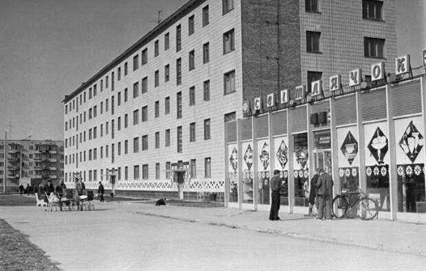 В Припяти работали 25 магазинов в общей сложности на 9,2 тыс. кв. м торговых площадей, а также 27 столовых, кафе и ресторанов, рассчитанных суммарно на 5,5 тыс. человек. К концу 1988 года в городе планировалось сдать в эксплуатацию два крупных торговых центра.