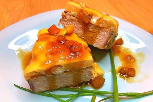 Фото к рецепту: Свинина с ананасами и сыром