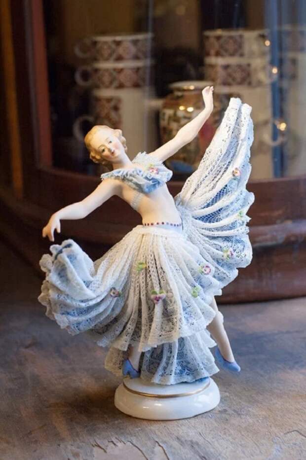 Фарфоровая статуэтка танцовщицы-балерины кружевница. ACKERMANN & FRITZE (Volkstedt, Thuringia, Germany) 