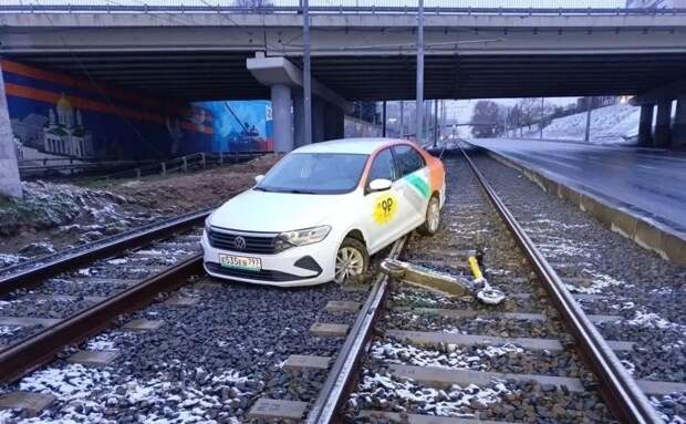 На трамвайных путях на Окском съезде обнаружили припаркованную легковушку