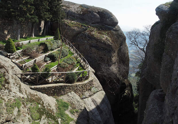 Сад-огород на скале у монастыря Святого Стефана