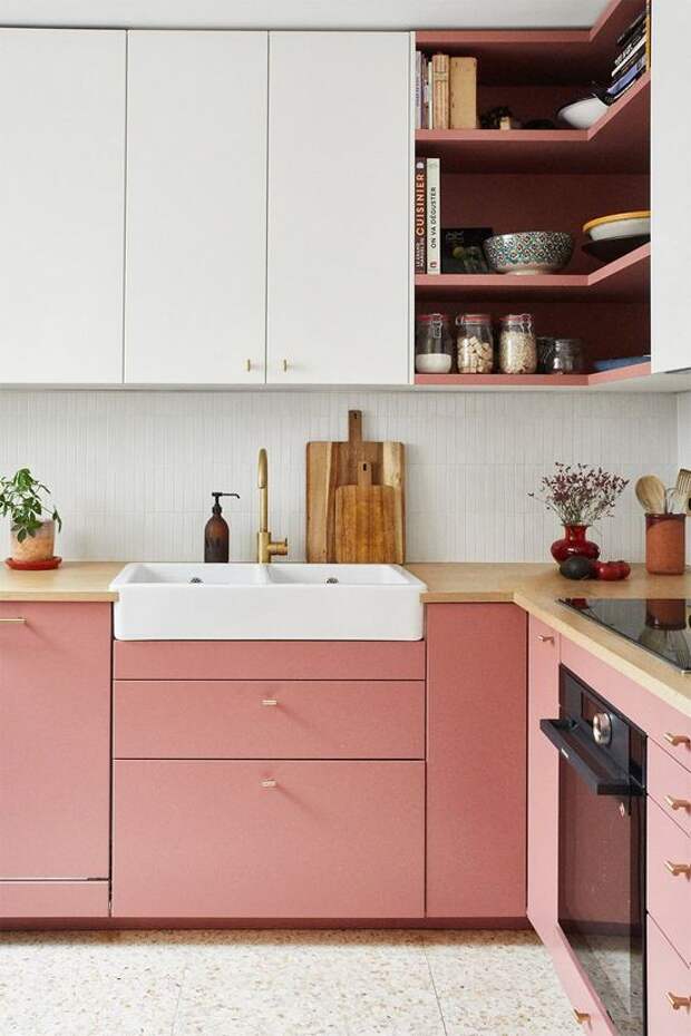 розовый кухонный гарнитур в интерьере