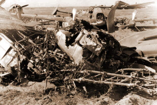 Разбитые советские самолёты на аэродроме Барановичи. На заднем плане виден разобранный Ю-52 – предположительно, это самолёт, подбитый 30 июня лётчиками 1-й эскадрильи 170-го ИАП 30.06.1941 - Если бы в бой шли одни «старики»… | Warspot.ru