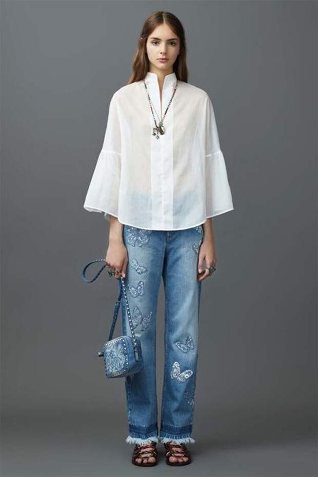 Блузка их хлопка в сочетании с джинсами. Valentino Resort 2018