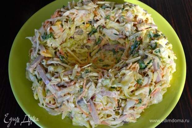 А теперь выложить осторожно салат на сервировочное блюдо и сформировать подобие гнезда с бортиками.