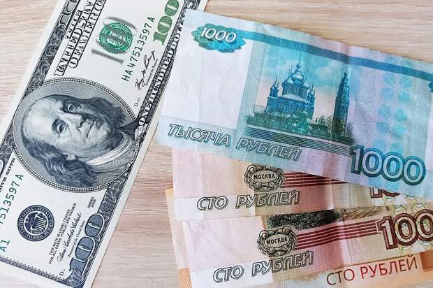 Эксперты предупредили о рисках разгона инфляции при курсе доллара 100 рублей